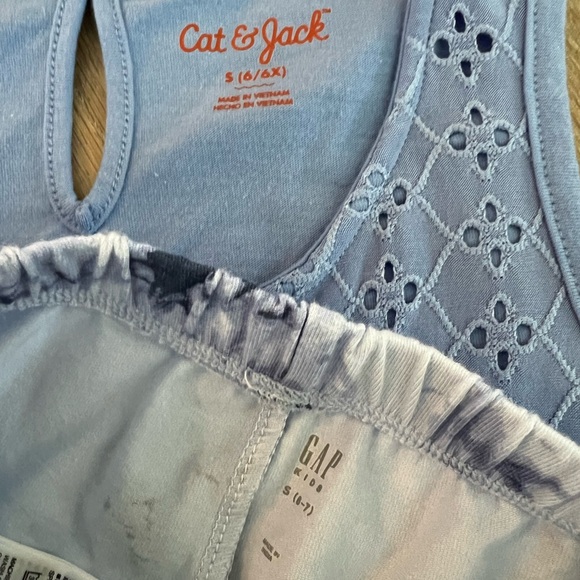 Girls size small outfits - Picture 3 of 3